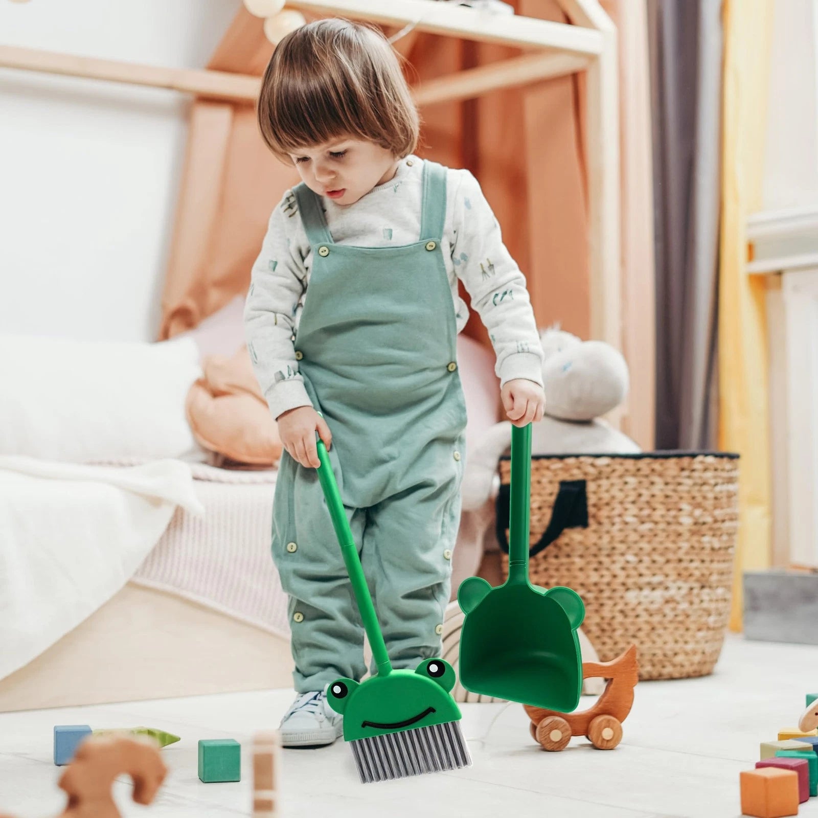 Children's Small Broom Dustpan Set Green Frog Mini Household Cleaning